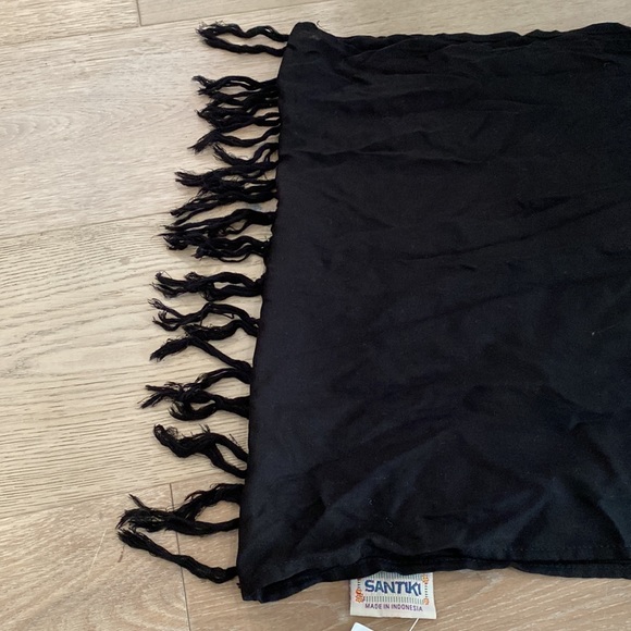 Santiki Short Sarong in Black - Picture 3 of 4
